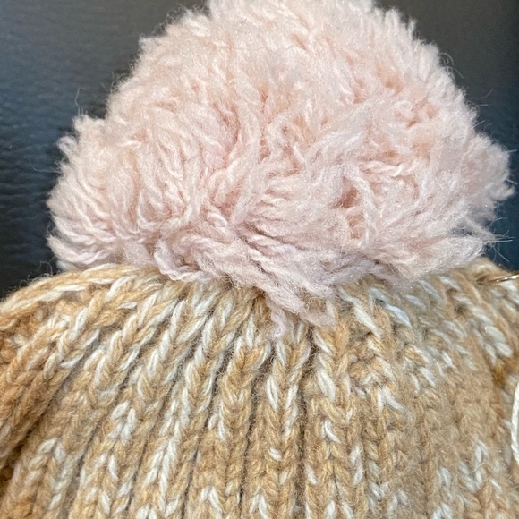 PATAGONIA WOOL POM BEANIE IN BIRCH WHITE -NWT - Picture 4 of 9